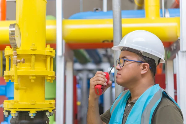 亚洲工程师戴眼镜工作在锅炉房 维修检查供热系统设备的技术数据 泰国人 — 图库照片