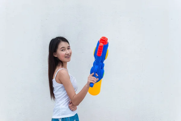 Wanita Asia Dengan Pistol Air Tangan Pada Latar Belakang Putih — Stok Foto