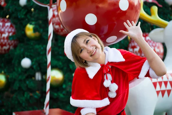 Mooie Jonge Aziatische Vrouw Santa Claus Kleding Buiten — Stockfoto