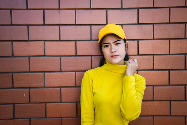 Retrato Ásia Hipster Menina Amarelo Tom Completo Corpo Tijolo Parede — Fotografia de Stock