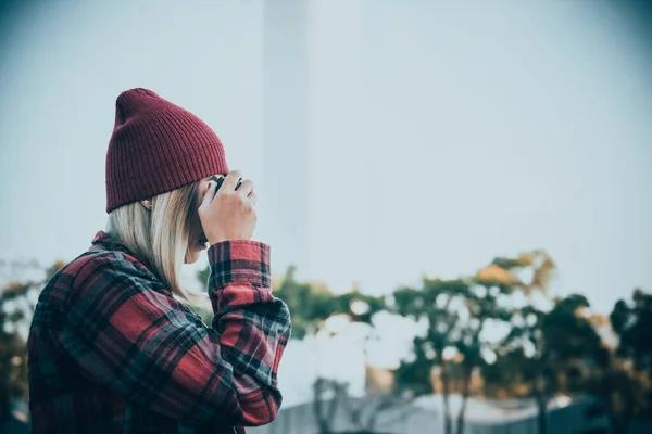 Chica Hipster Asiática Con Cámara Posar Para Tomar Una Foto — Foto de Stock