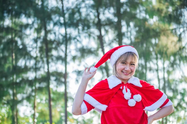 Bonita Jovem Mulher Asiática Santa Claus Roupas Livre — Fotografia de Stock