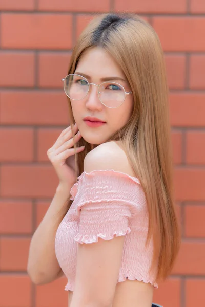 Porträtt Vackra Asiatiska Chic Flicka Bära Svart Klänning Pose För — Stockfoto