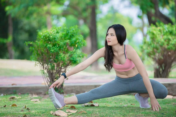 Asiatico Donna Sportiva Stretching Corpo Respirazione Aria Fresca Nel Parco — Foto Stock