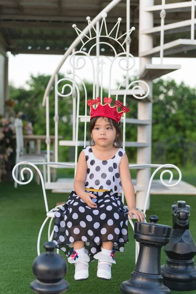 Retrato Asiático Niña Sentarse Silla Princesa Concepto — Foto de Stock