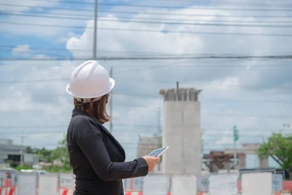 Ingenieurin Arbeitet Baustelle Der Bau Befindlichen Brücke — Stockfoto