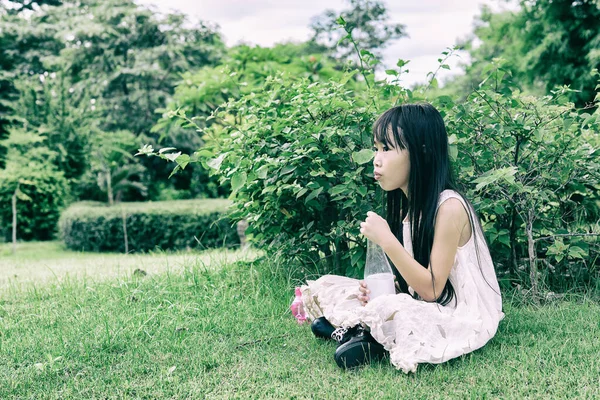 Menina Sentar Gramado Para Beber Água Estilo Vintage Parque — Fotografia de Stock