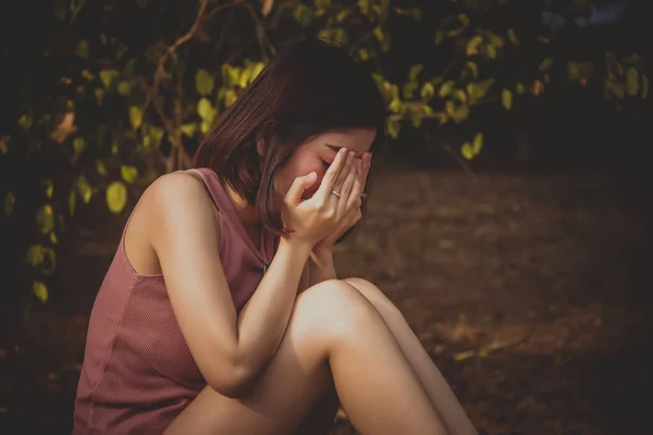 Portret Van Een Eenzame Vrouw Alleen Een Veld Vintage Filter — Stockfoto