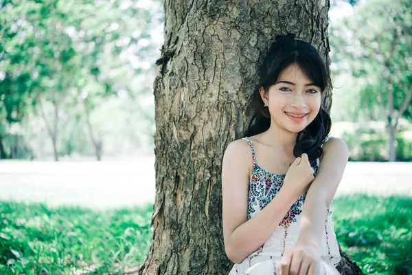 Seorang Gadis Muda Asia Yang Cantik Tersenyum Bawah Pohon Hutan — Stok Foto