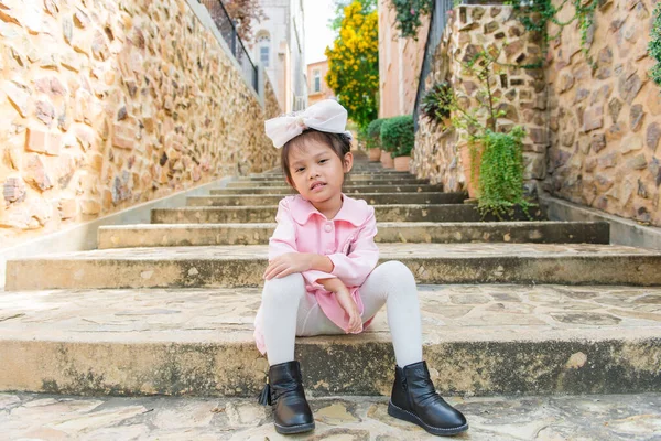 Una Linda Niñita Sentada Escalera Ciudad Washington — Foto de Stock