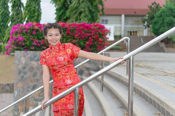 Mutlu Çin Yeni Yılı Geleneksel Cheongsam Giysileri Giyen Asyalı Bir — Stok fotoğraf