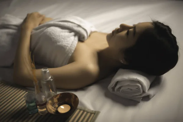 亚洲美女睡温泉放松按摩 劳累后放松时间 泰国人 — 图库照片