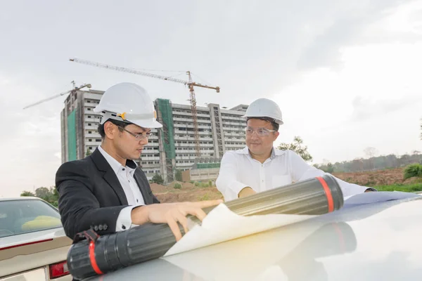 Dos Ingenieros Asiáticos Que Buscan Plano Papel Del Edificio Discuten — Foto de Stock