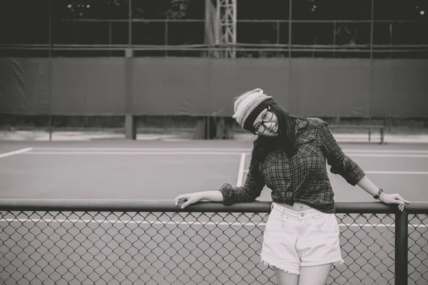 Hipster Ázsiai Lány Pózol Fotózni Divat Portré Csinos Teniszpályán Életmód — Stock Fotó
