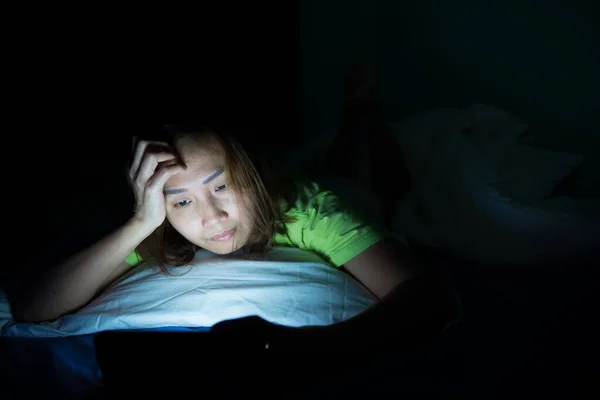 Mujer Asiática Jugar Smartphone Cama Por Noche Tailandia Personas — Foto de Stock