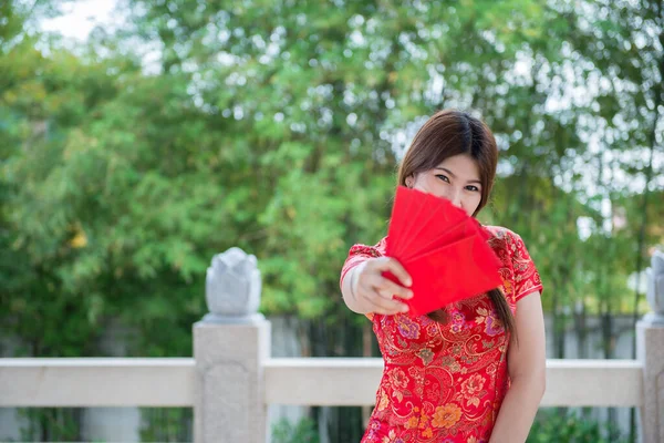 Retrato Hermosa Mujer Asiática Vestido Cheongsam Con Sobre Rojo Mano —  Fotos de Stock