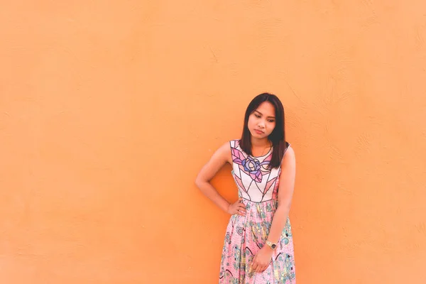 Retrato Bela Mulher Asiática Posar Parede Laranja Estilo Vida Uma — Fotografia de Stock