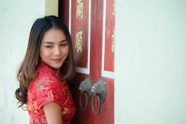 Retrato Mulher Asiática Vestido Vermelho Conceito Feliz Ano Novo Chinês — Fotografia de Stock