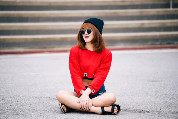 Chica Hipsters Asiáticos Posando Para Tomar Una Foto Estilo Vida —  Fotos de Stock