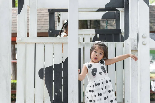 Little Cute Tajskie Dziewczyna Grać Placu Zabaw Zabawy Słoneczny Dzień — Zdjęcie stockowe