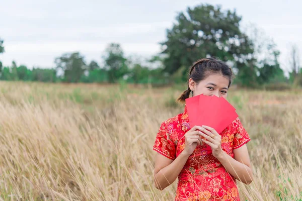 Mulher Asiática Posando Campo Com Envelope Vermelho Mão Conceito Feliz — Fotografia de Stock
