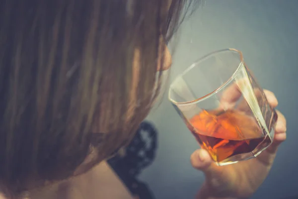 Femme Asiatique Coeur Brisé Avec Whisky Main Sur Style Vintage — Photo