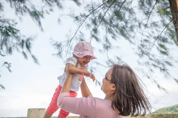 Madre Sosteniendo Bebé Parte Superior Feliz Concepto Familiar — Foto de Stock