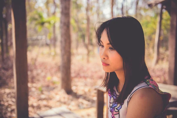 Close Traurig Schöne Asiatische Frau Aus Unbenutzter Liebe Wald Sie — Stockfoto
