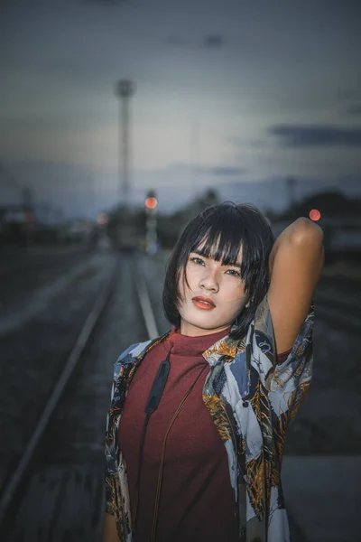 Porträt Eines Asiatischen Hipster Girls Bei Sonnenuntergang Eisenbahn Vintage Stil — Stockfoto