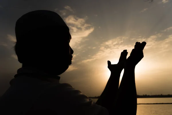 Silhouet Jonge Aziatische Moslim Man Biddend Bij Zonsondergang Ramadan Festival — Stockfoto