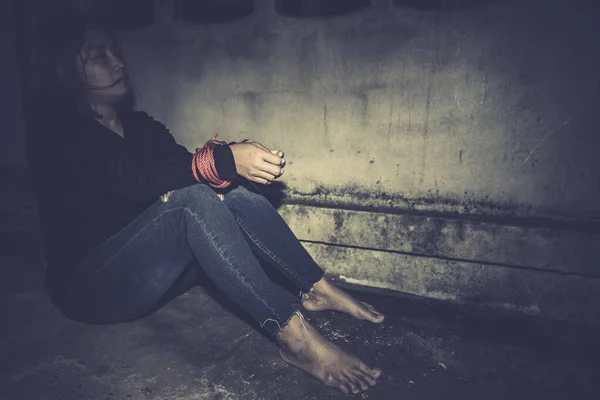 アジアの人質女性は夜のシーンでロープで縛ら 泥棒は身代金のために誘拐しました タイの人々 — ストック写真