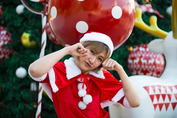 Mooie Jonge Aziatische Vrouw Santa Claus Kleding Buiten — Stockfoto