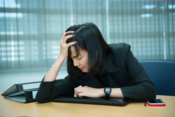 Asiática Mulher Negócios Pensando Sobre Trabalho Escritório Secretário Tem Trabalho — Fotografia de Stock