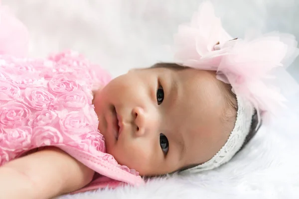 穿粉红衣服的可爱的亚洲宝宝在地毯羊毛上 — 图库照片