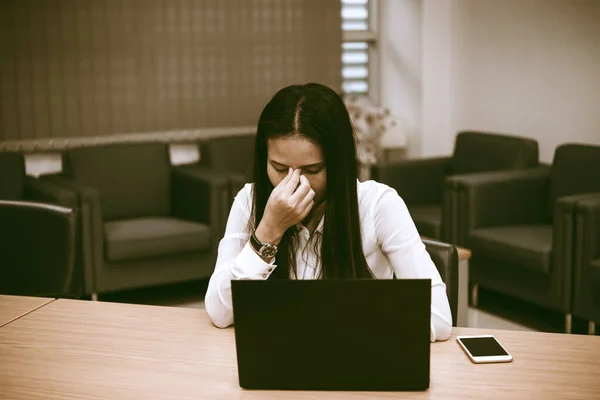 Bizneswoman Stres Ciężkiej Pracy Biurku Biurze Ciemny Ton Ludzie Tajlandii — Zdjęcie stockowe