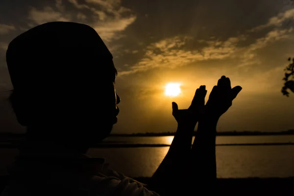 Silhuett Ung Asiatisk Muslim Man Ber Solnedgången Ramadan Festival Koncept — Stockfoto