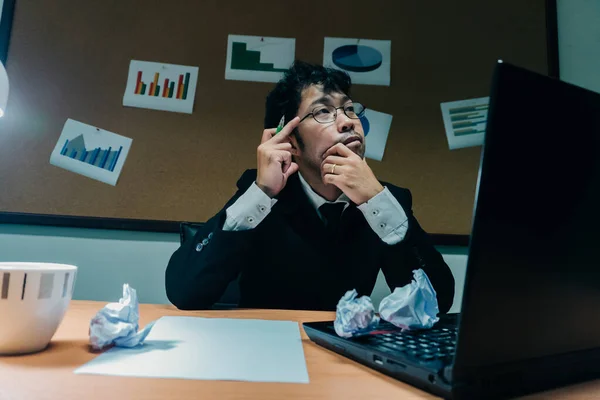 Azji Biznesmen Stresie Podczas Nadmiernej Pracy — Zdjęcie stockowe