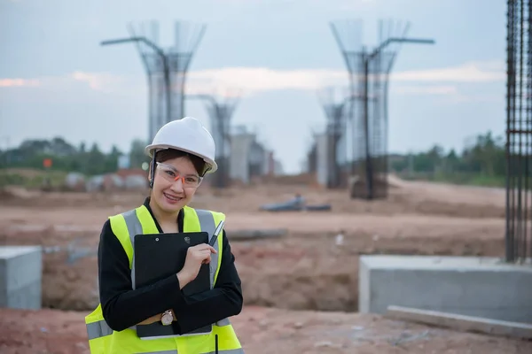 Ingenieurin Arbeitet Baustelle Der Bau Befindlichen Brücke — Stockfoto