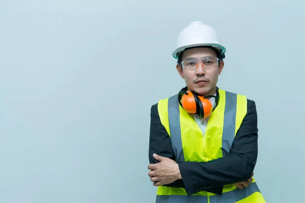 Ingeniero Asiático Con Casco Desgaste Gafas Seguridad Tiene Walkie Talkie —  Fotos de Stock