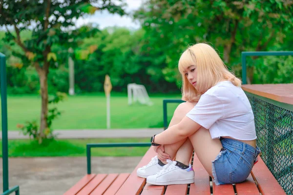 Gadis Hipster Asia Keren Berpose Untuk Mengambil Foto Gaya Hidup — Stok Foto