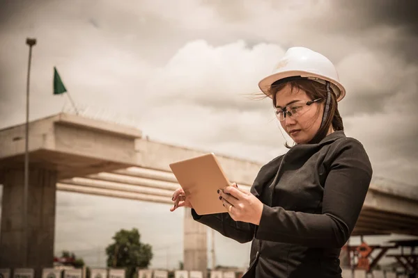 Ingenieurin Arbeitet Baustelle Der Bau Befindlichen Brücke — Stockfoto