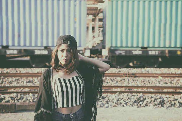 Joven Hermosa Mujer Hipster Sombrero Negro Vintage Con Rimlight Ferrocarril —  Fotos de Stock
