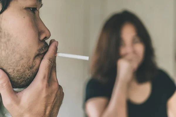被动吸烟的概念 亚洲男人抽烟 女人捂着脸 无烟日 吸烟是社会所不容的 泰国人民 — 图库照片