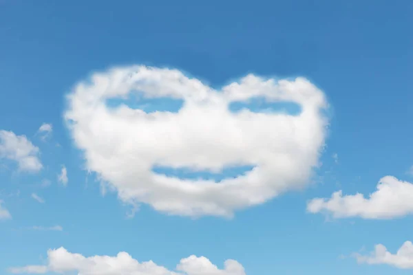 Сердце Облаке Улыбается Голубом Небе — стоковое фото