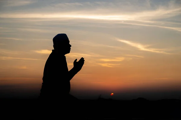 Silhouette Junger Asiatischer Muslimischer Mann Der Sonnenuntergang Betet Konzept Des — Stockfoto