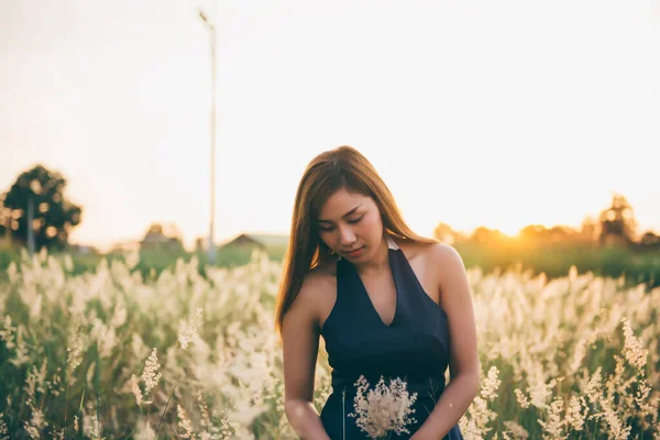 Retrato Menina Tailandesa Bonita Campo Flores — Fotografia de Stock