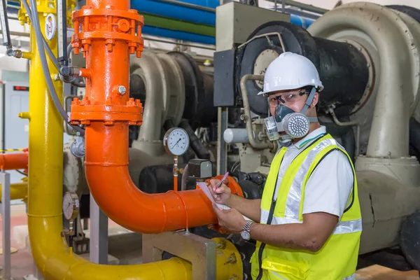 Ασιάτης Μηχανικός Φορώντας Γυαλιά Εργασίας Στο Λεβητοστάσιο Συντήρηση Έλεγχο Των — Φωτογραφία Αρχείου