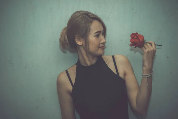 Aziatische Vrouw Met Rode Roos Witte Vuile Muur Vintage Stijl — Stockfoto