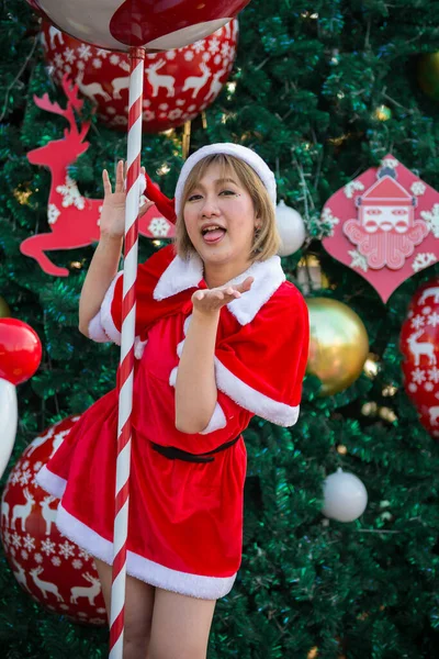 Bella Giovane Donna Asiatica Vestiti Babbo Natale All Aperto — Foto Stock