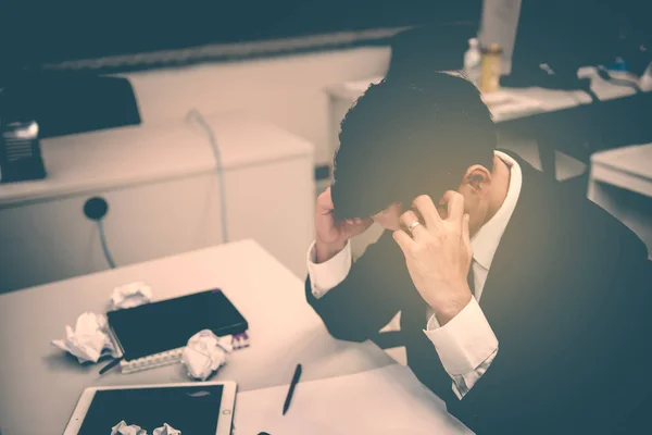 Biznesmen Stres Ciężkiej Pracy Biurku Biurze Ciemny Ton — Zdjęcie stockowe